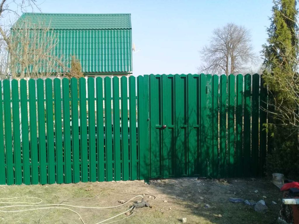 Забор из евроштакетника зеленый в один ряд
