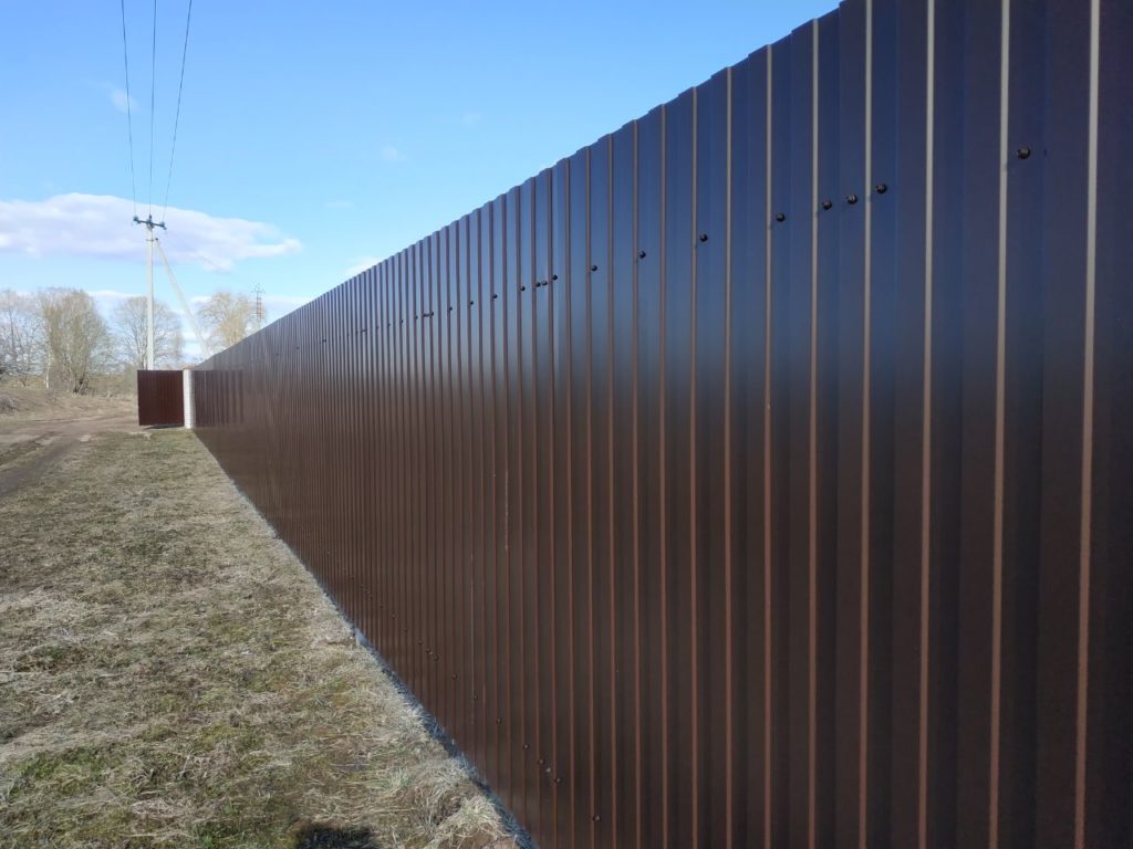 забор коричневый из профнастила